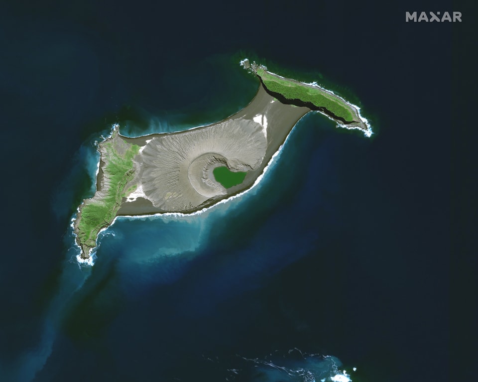 Eine Insel von Oben – in der Mitte der Vulkan. Satellitenbild