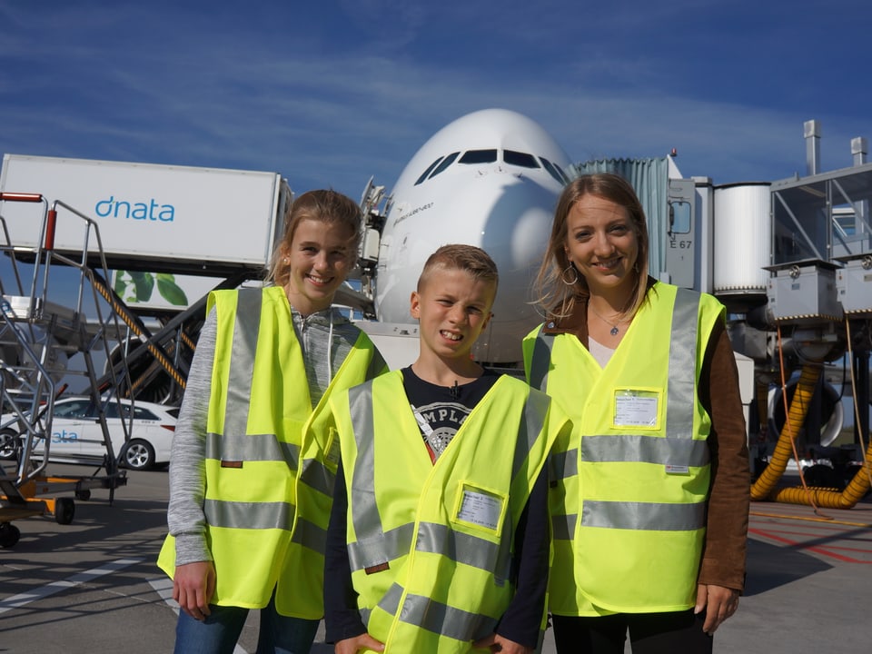 Merisa, Jamin und Anna stehen vor dem Airbus A380.