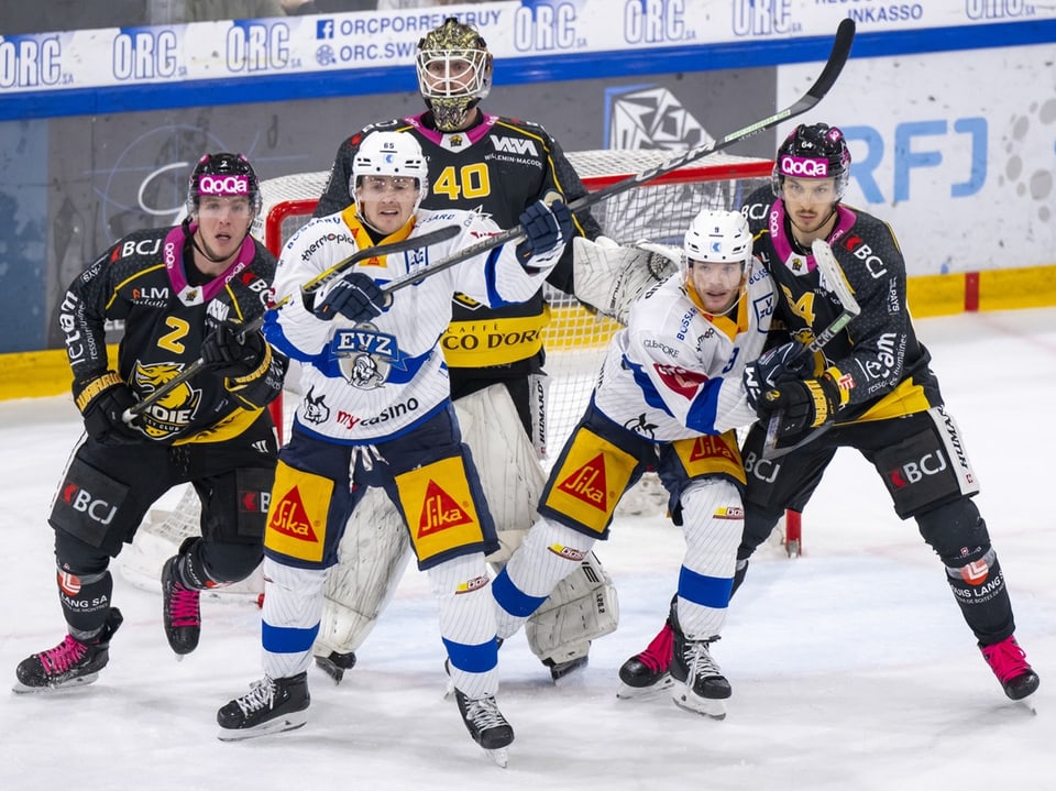 Eishockeytorhüter und Spieler in Aktion während eines Spiels