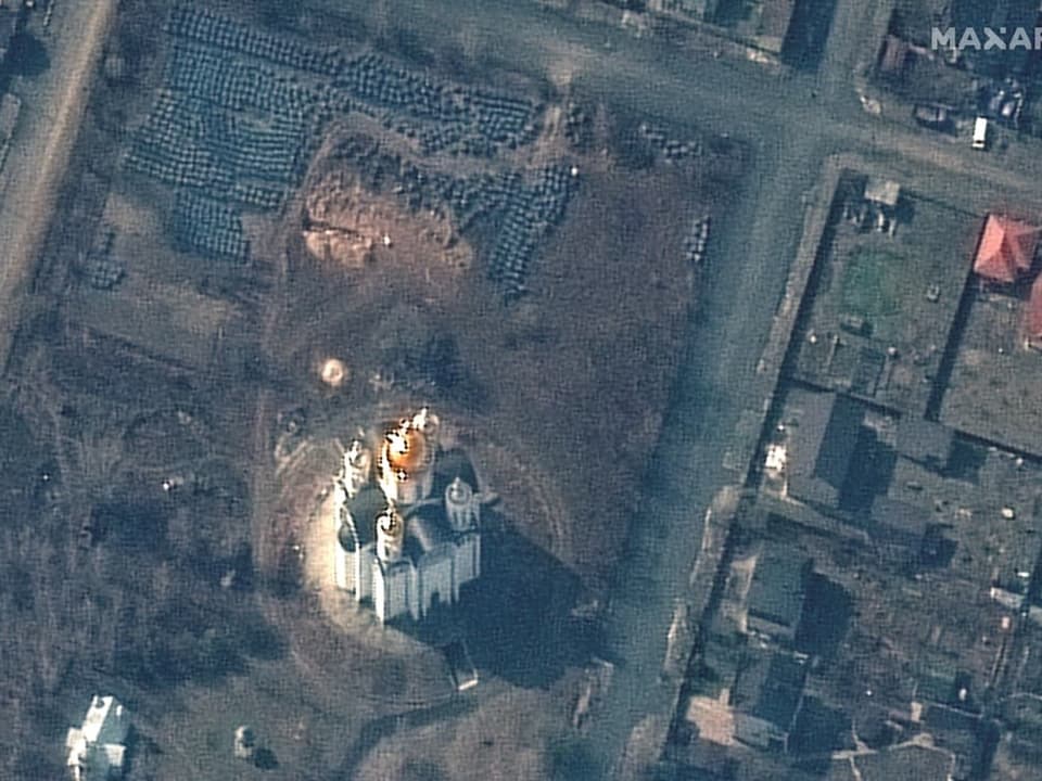 Das Satellitenfoto von der Kirche in Butscha vom 31. März zeigt ein mögliches Massengrab auf dem Gelände.