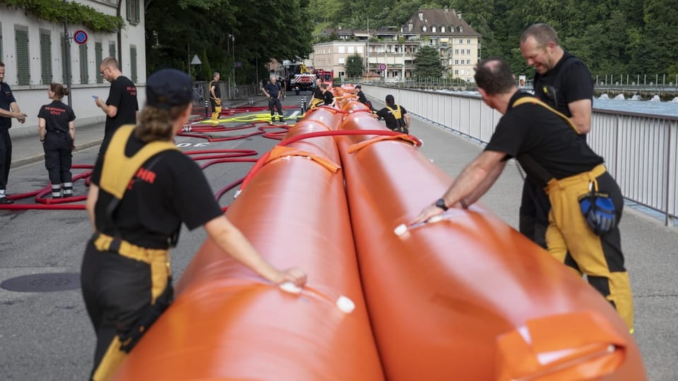 Oranger Schlauch wird von Menschen installiert