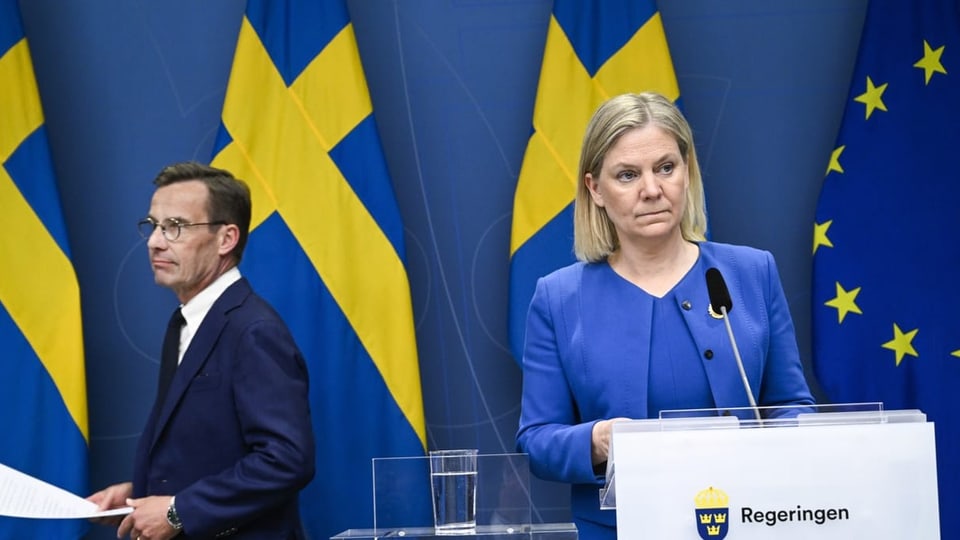 Schwedens Ministerpräsidentin Magdalena Andersson, rechts, und der Vorsitzende der Moderaterna Partei, Ulf Kristersson