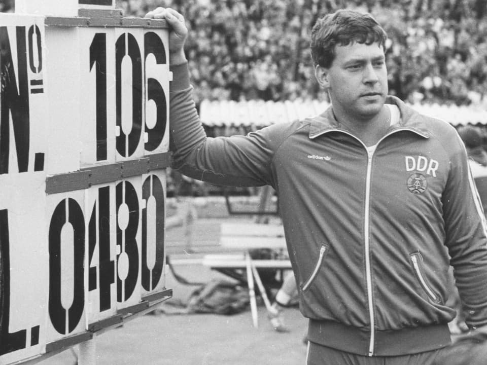 Der Deutsche Uwe Hohn posiert nach seinem Speerwurf-Weltrekord.