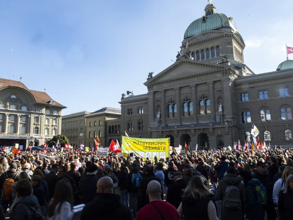Anti-Massnahmen-Demo zieht durch Bern