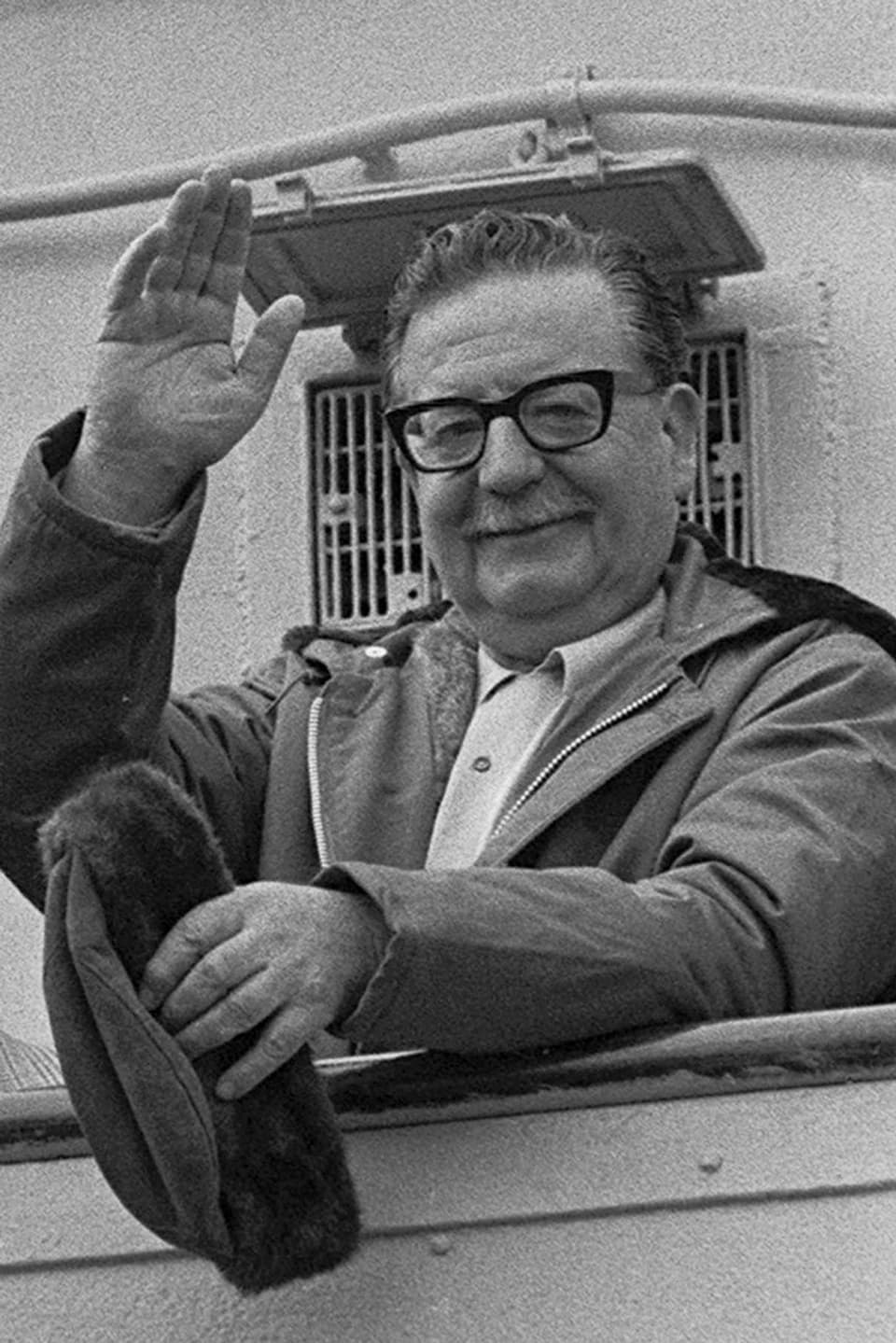 Schwarzweiss Bild: Salvador Allende winkt 1971.