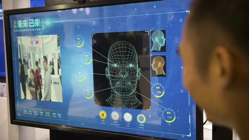 Bildschirm mit Gesichtserkennungs-Software.