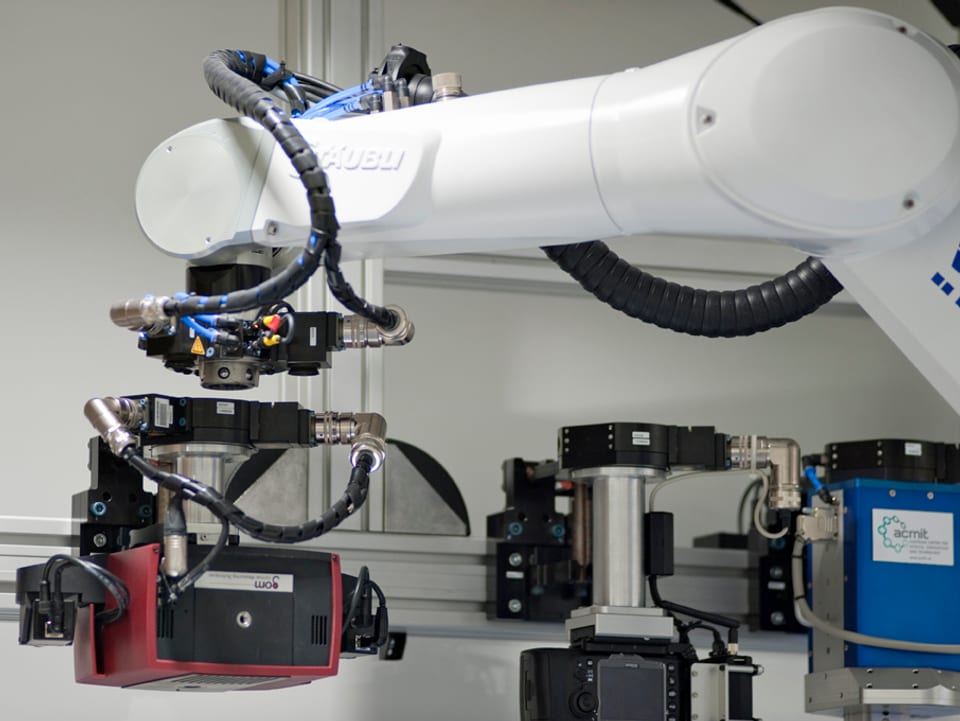 Roboterarm mit verschiedenen Aufnahmegeräten.