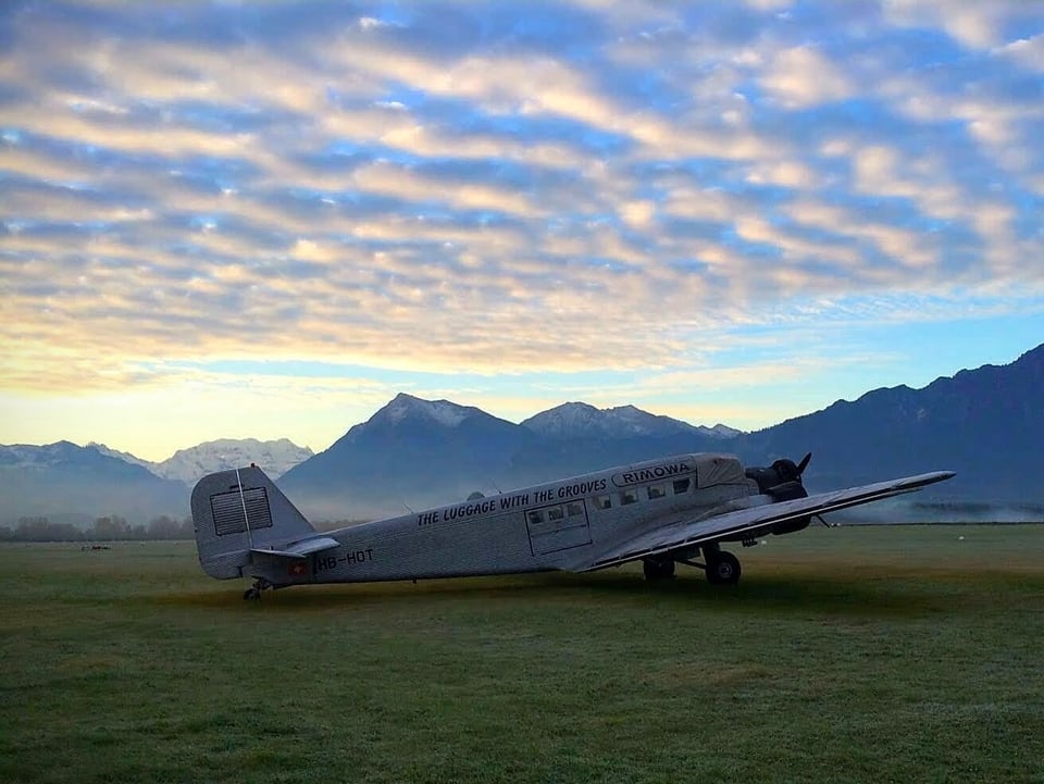 Ein Flugzeug vor imposanter Bergkulisse.