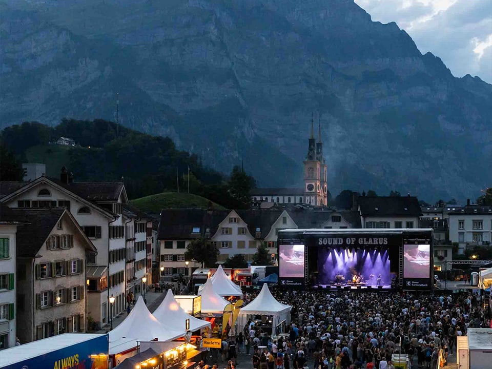 Sound of Glarus Stage und im Hintergrund Berge.