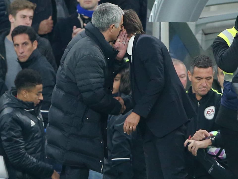 Mourinho flüstert Conte etwas ins Ohr