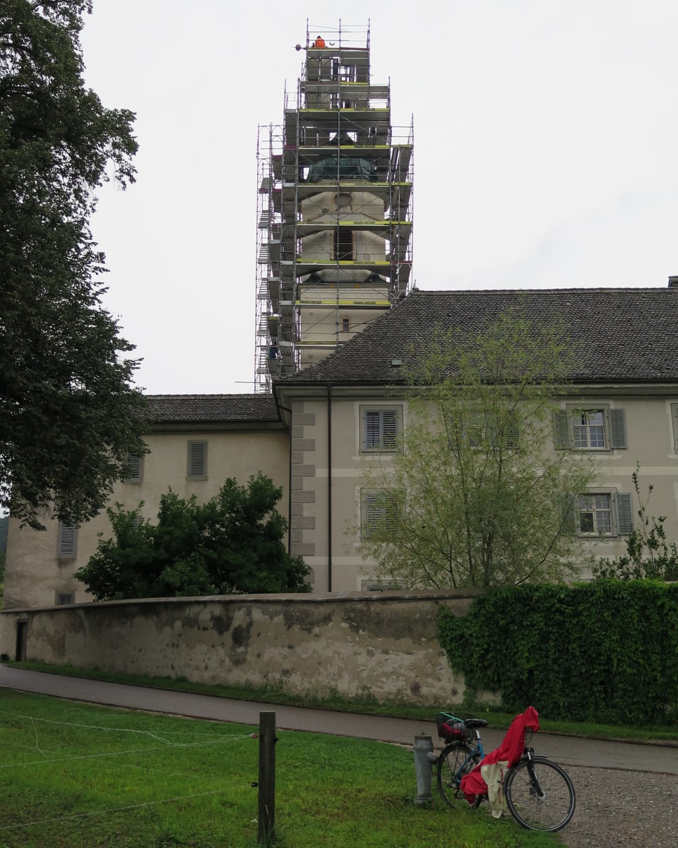 Kirchturm des Klosters eingerüstet. 