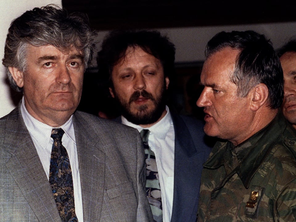 Präsident Karadzic im Gespräch mit Ratko Mladic, dem Oberbefehlshaber der bosnisch-serbischen Armee