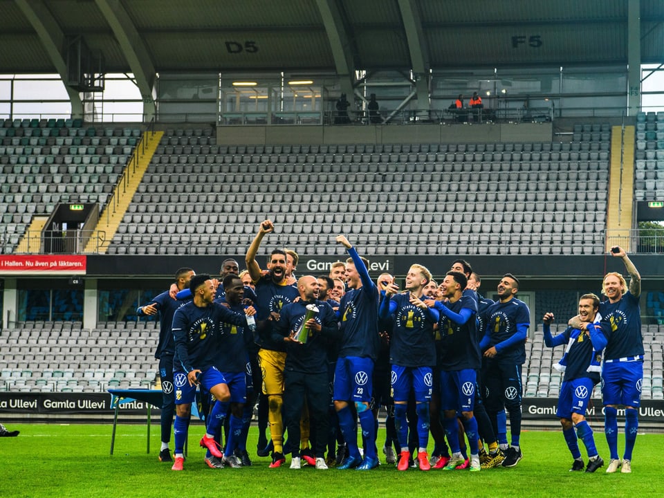 Die Göteborg-Spieler jubeln im heimischen Stadion.