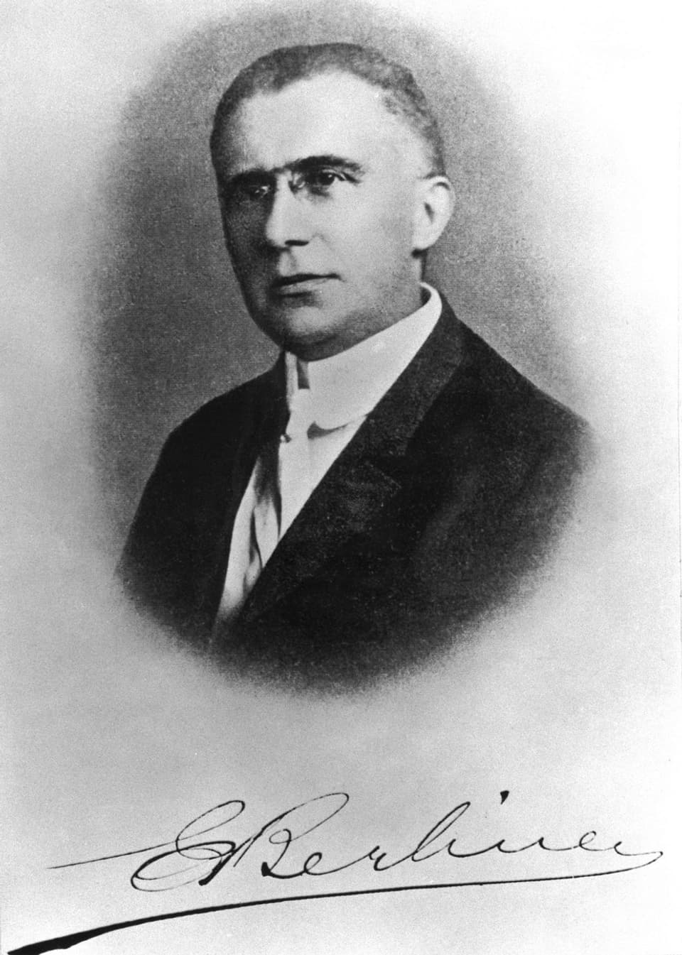 Emil Berliner ist in einer von ihm signierten schwarz-weissen Abbildung zu sehen, der Erfinder der Schallplatte und des Grammophons.