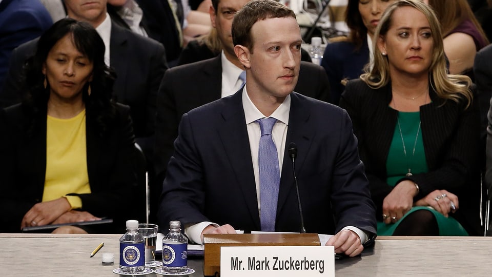 Facebook Konzernchef Mark Zuckerberg sitzt im US-Kongress. 