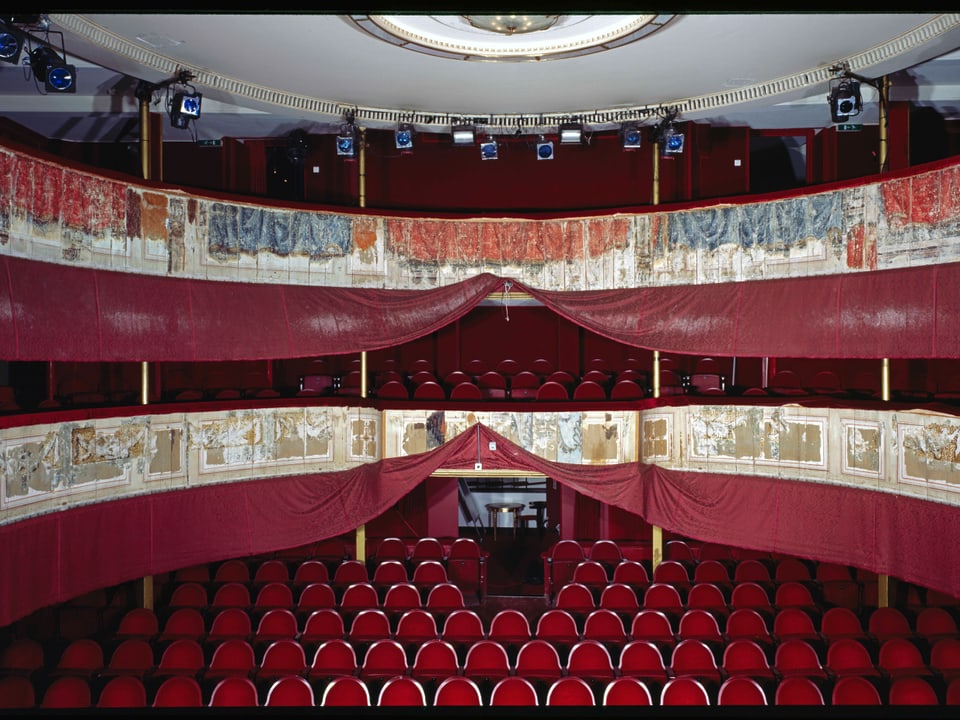 Theatersaal des Stadttheaters Solothurn, unter der Emporenbrüstung des 1. und 2. Ranges kamen die Malereien im Herbst zum Vorschein. 