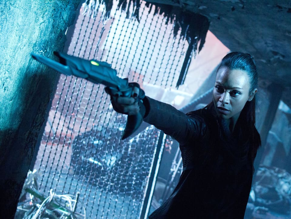 Lieutenant Uhura mit Phaser in der Hand.