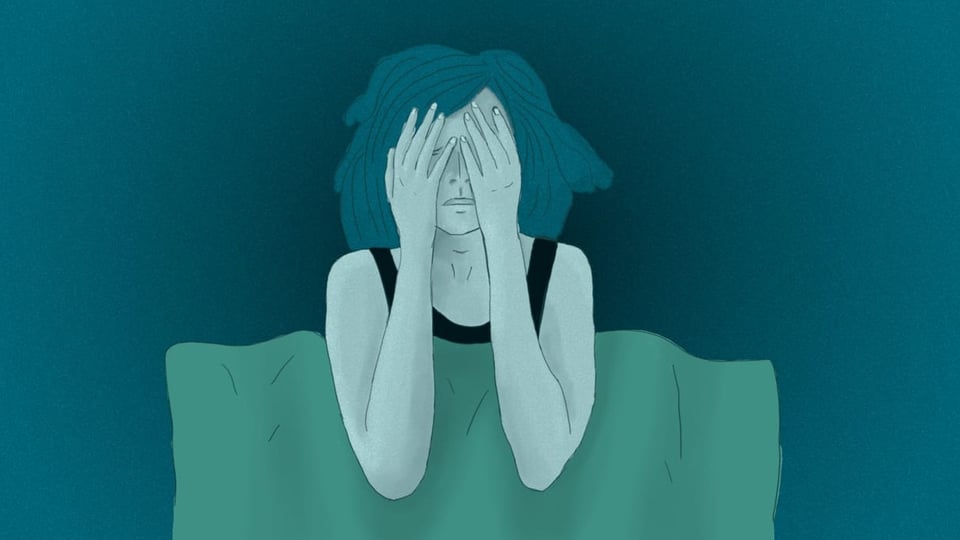 Zeichnung in Blau: Junge Frau mit mittellangen Haaren hält Hände vors Gesicht, liegt unter der Bettdecke.