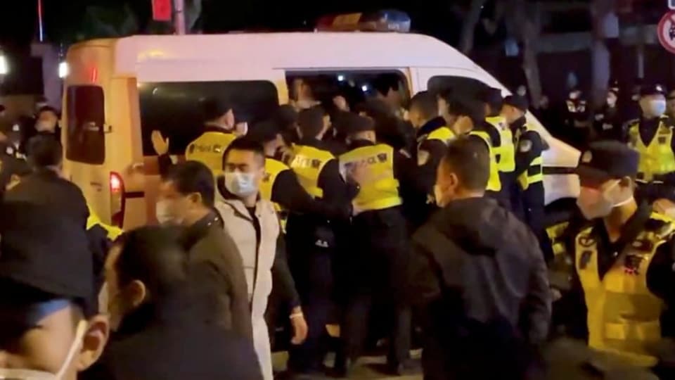Screenshot aus einem am 27. November 2022 veröffentlichten Video: Polizisten greifen bei der Demo in Schanghai ein. 