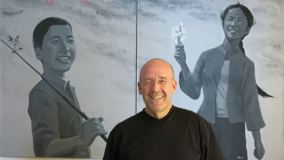 Kari Kobler vor einem Bild aus China in seinem Heim in Zollikofen bei Bern.