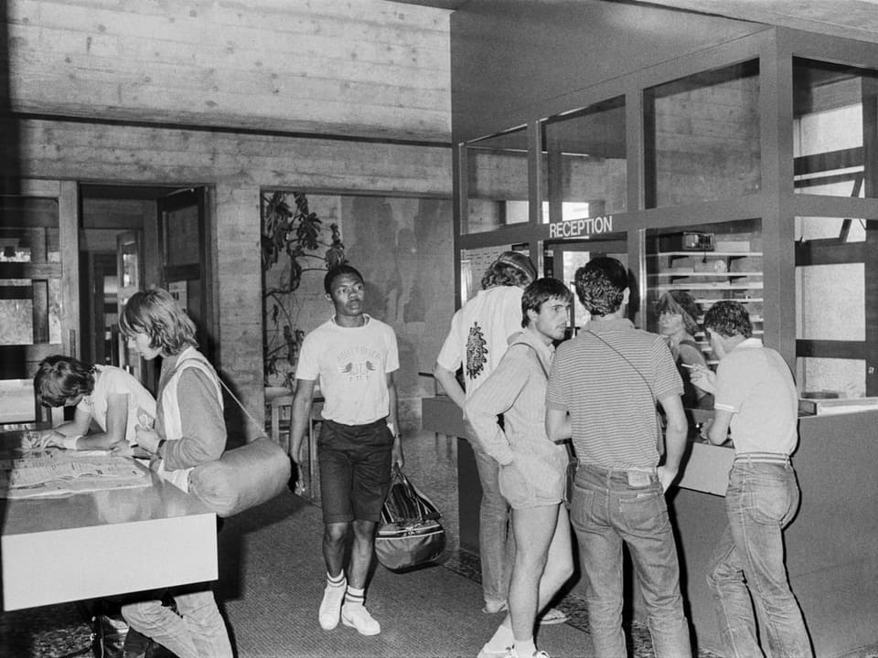In der Jugendherberge Zürich-Wollishofen warten Jugendliche an der Rezeption (1969).