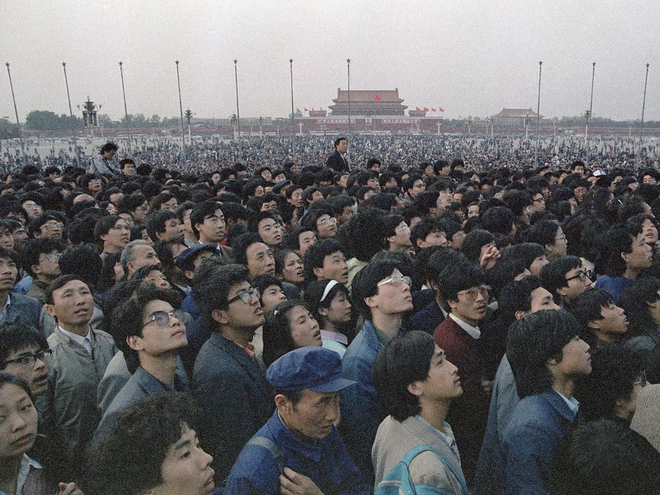 Zehntausende Protestierende stehen am 21. April 1989 auf dem Tiananmen-Platz.