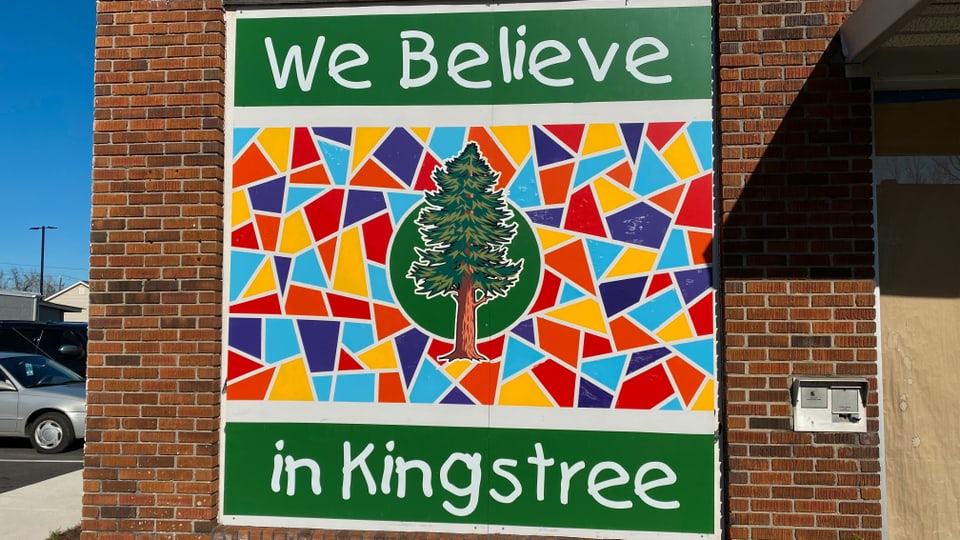 Plakat mit der Aufschrift Wir glauben an Kingstree