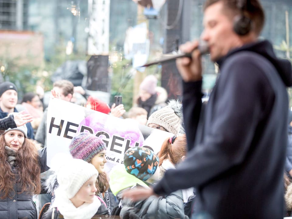 Der Bündner Musiker Hedgehog spielt live in der Glasbox. Vor seinen Fans, die extra mit Plakaten angereist sind.