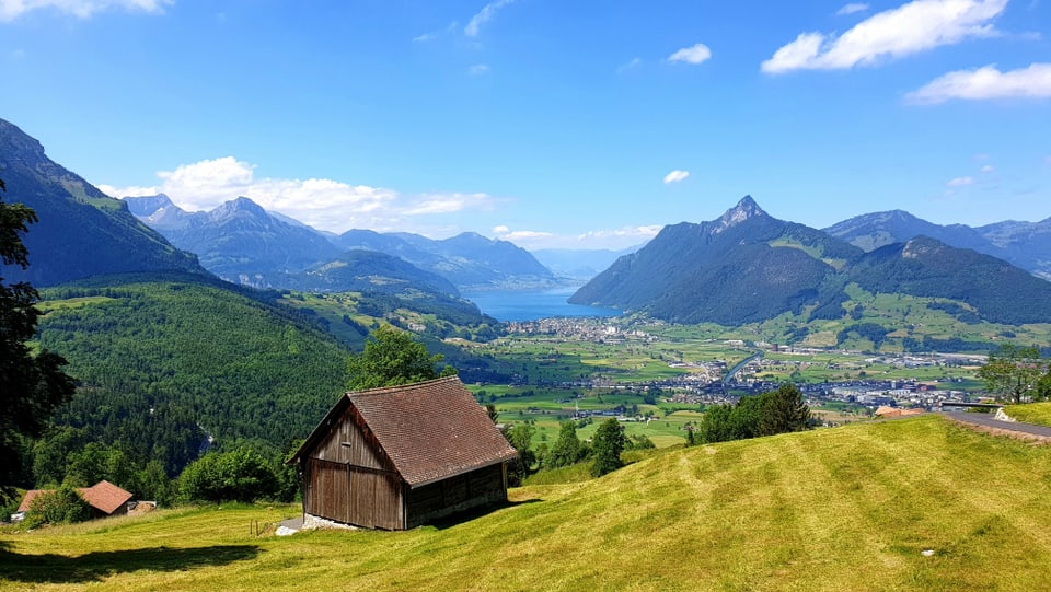 Blick in den Talkessel von Schwyz und zu den umliegenden Bergen.