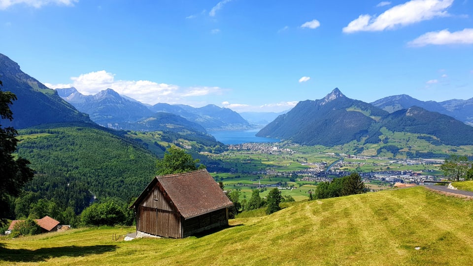 Kein Schnee Blick in den Talkessel von Schwyz und zu den umliegenden Bergen.