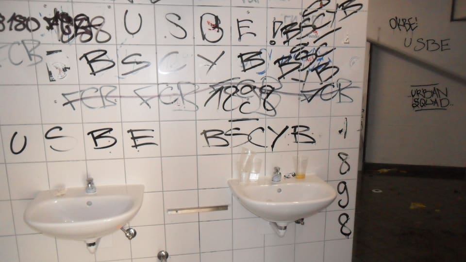 Versprayte Wand in einer Toilette