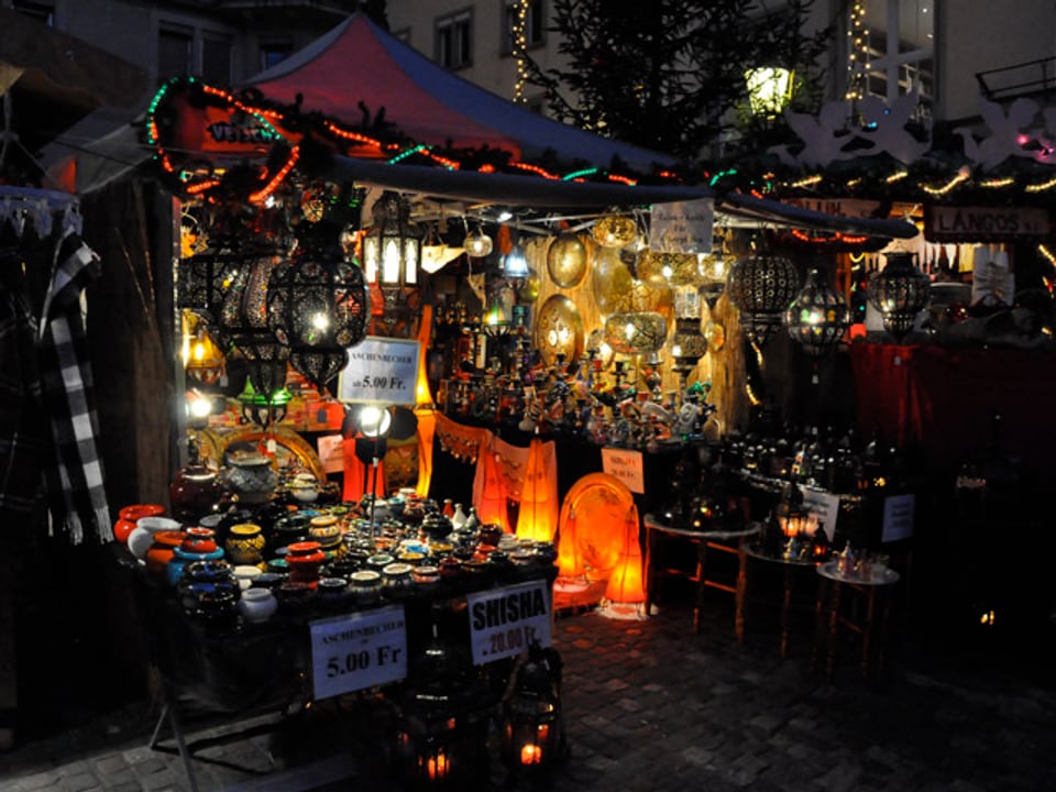 Weihnachtlich beleuchteter Marktstand