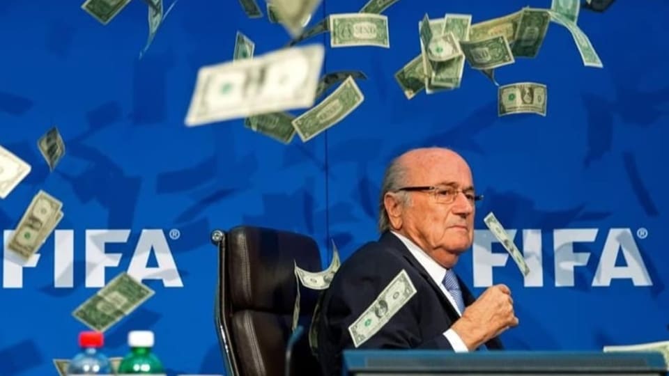 Sepp Blatter wird bei einer Pressekonferenz von einem inszenierten Dollarregen überrascht.
