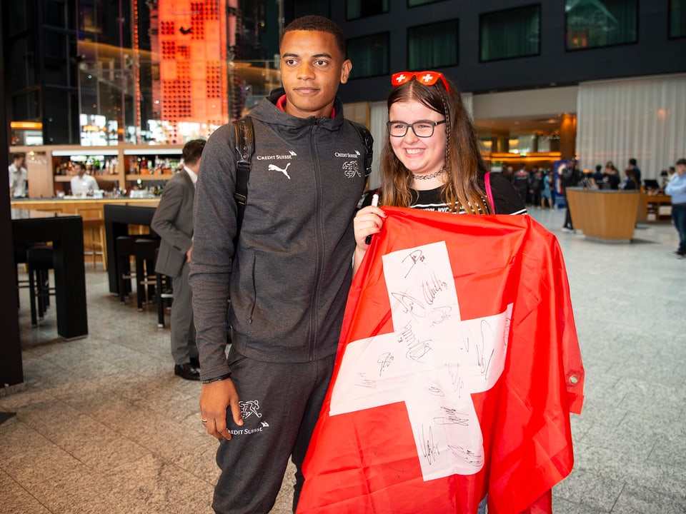 Manuel Akanji posiert mit einem Fan.