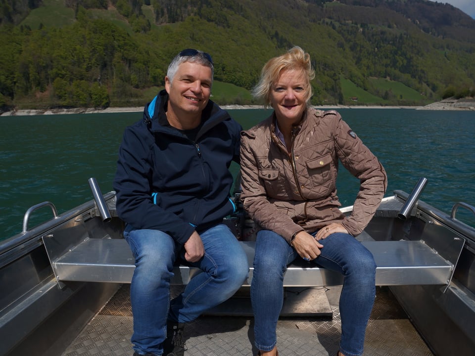 Ein Mann und eine Frau auf einem Boot mitten im See.