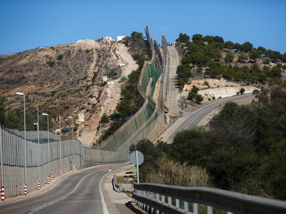 Grenzzaun, der zwischen Marokko und der spanischen Exklave Melilla verläuft