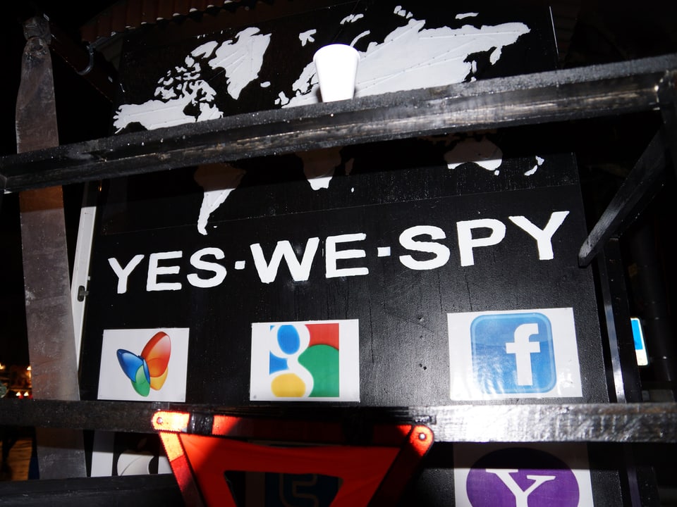 Ein Wagen mit dem Schriftzug «Yes we spy» und Social Media Logos.