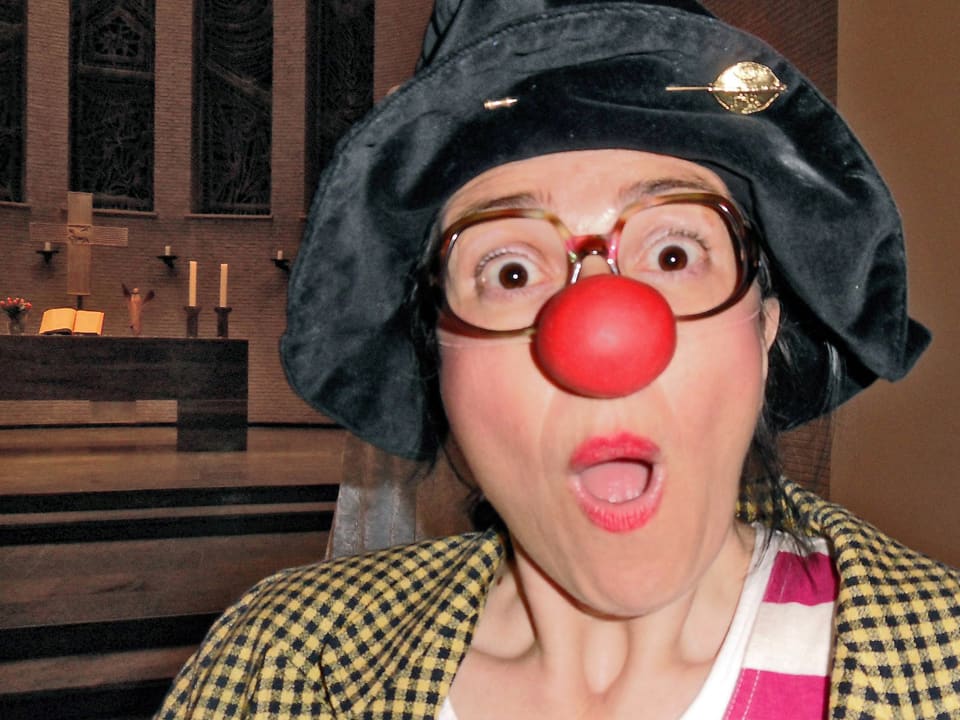 Ein Bild von Clownin Gisela Matthiae mit roter Clownnase.