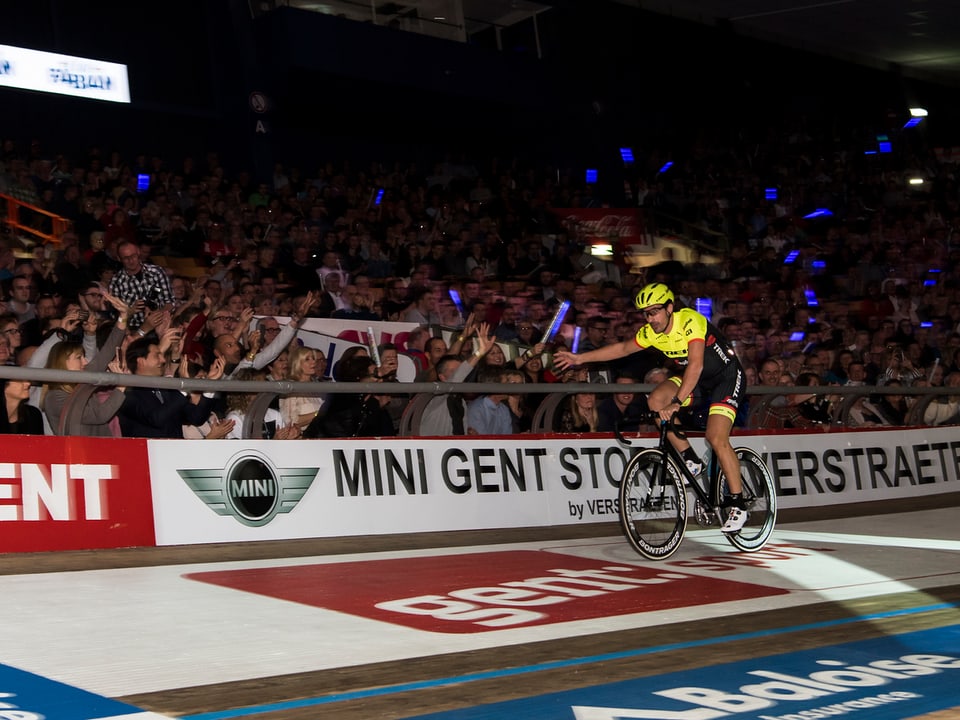 Cancellara klatscht mit den Zuschauern ab.