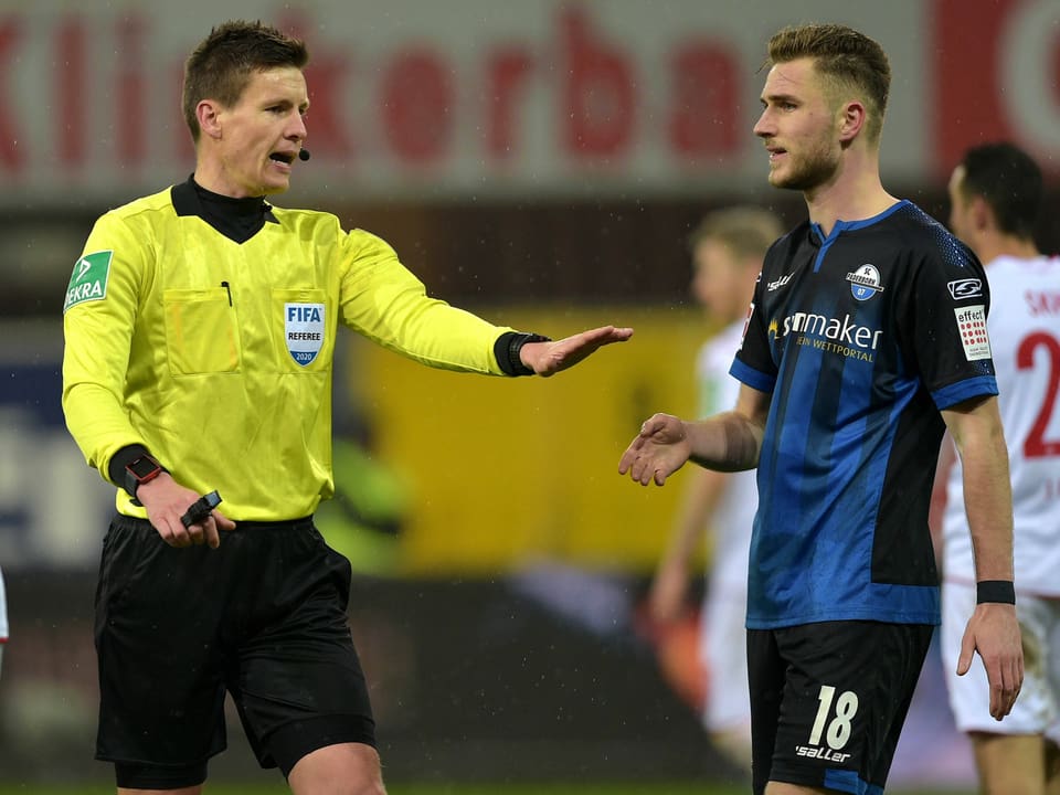 Weniger Probleme ohne Zuschauer Schiedsrichter Daniel Siebert (links) in einem Bundesliga-Match