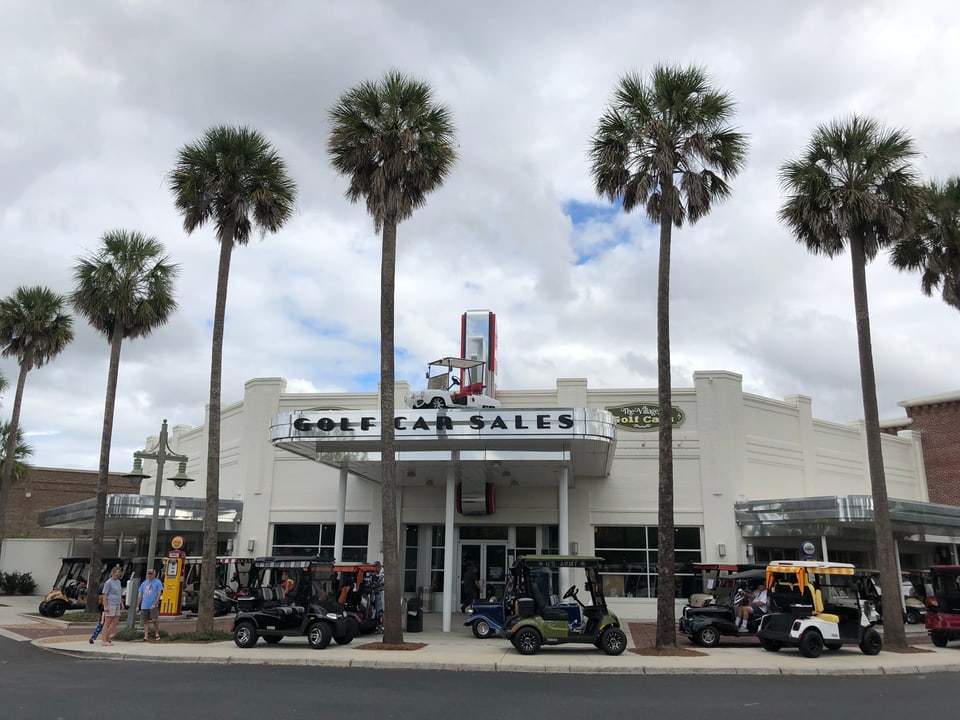 Ein Golfcart-Händler, davor einige Palmen