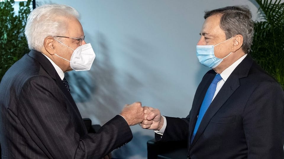 Mattarella links und Draghi rechts