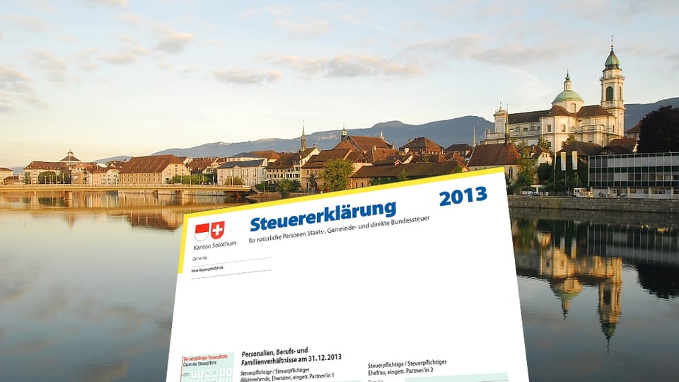 Blick auf die Stadt Solothurn; im Vordergrund das Formular der Steuererklärung.