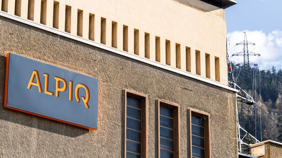 Das Logo von Alpiq an einer Hausfassade. 