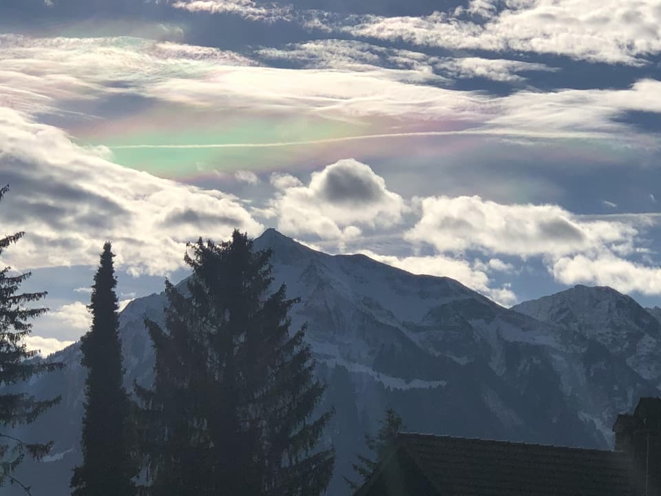 Irisierende Wolke im Berner Oberland
