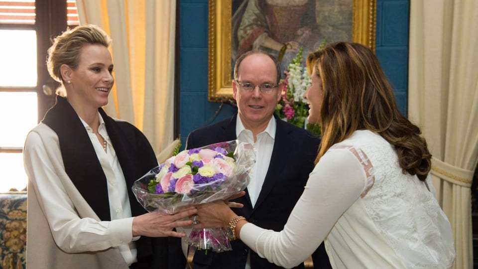 Mirka Federer überreicht Fürstin Charlène einen Blumenstrauss.