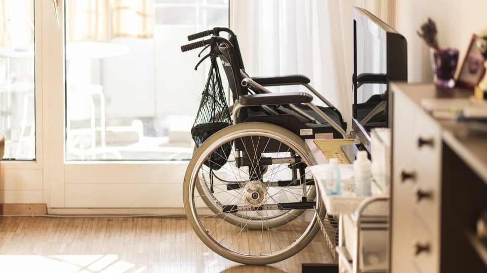 Ein Rollstuhl steht in einem Zimmer in einem Zürcher Altersheim.
