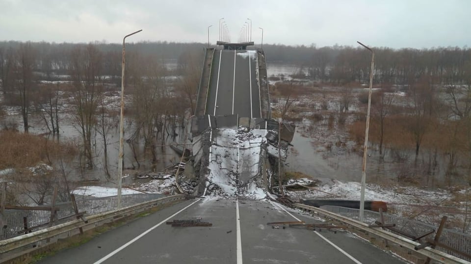 Zerstörte Brücke. die im mittleren Abschnitt von einer dünnen Schneeschicht überzogen ist.