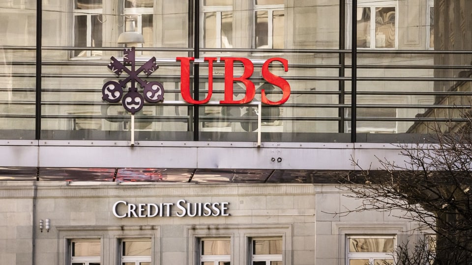 Logos der UBS und Credit Suisse 