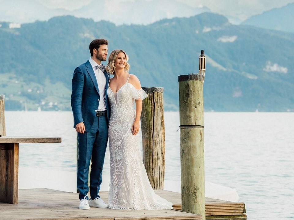 Mann und Frau am See im Hochzeitskleidern